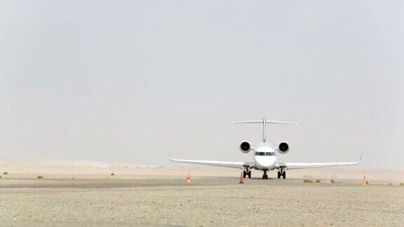 飞机在纳米比亚跑道上降落