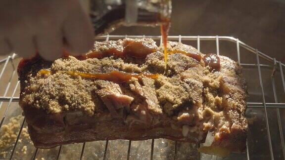 烤肉酱浇在猪肉上