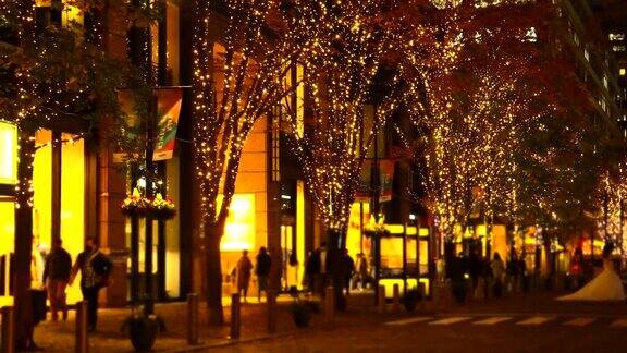 东京丸之内的圣诞彩灯和人群