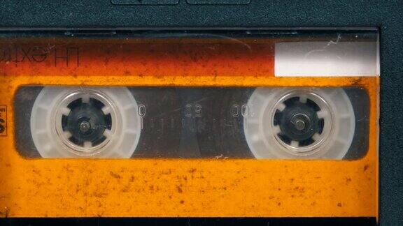老式的黄色磁带在磁带录音机旋转