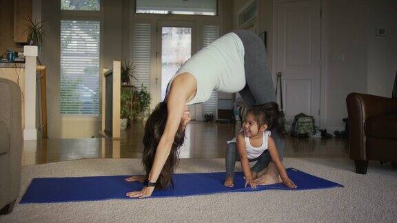 母亲和女儿在做瑜伽