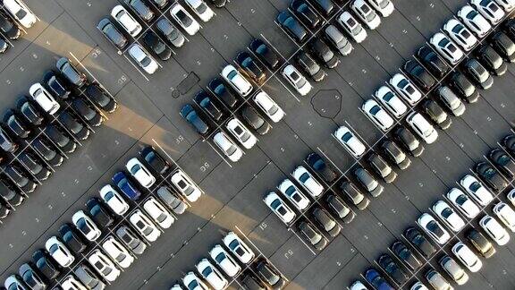 不同的汽车停放在现代化的汽车仓库停车场