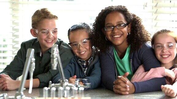 四个多民族儿童在科学实验室