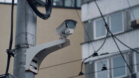 现代城市中心大楼外的闭路电视监控录像