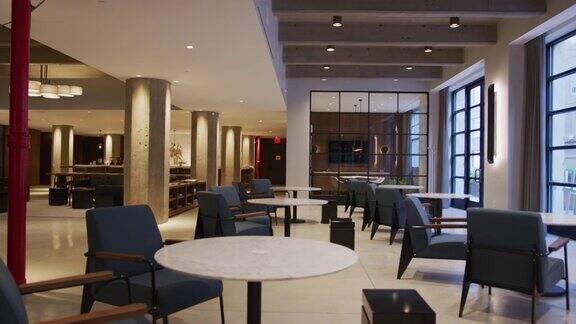 桌子和椅子在空荡荡的家具商务大厅内部