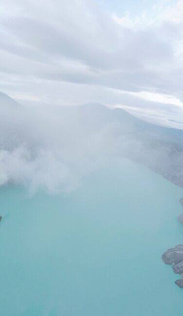 垂直视频4k火山酸性绿松石心湖火山口烟熏山