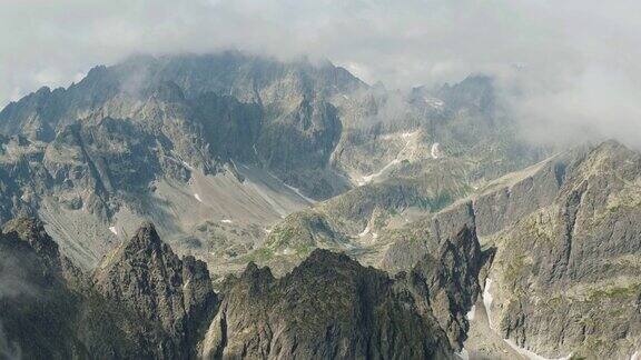 高角度的落基山脉顶部被云覆盖在山顶之上