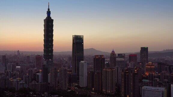 日落时分起飞时的台北城市