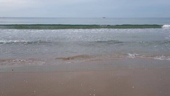 海浪拍打海滩