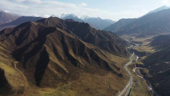 弯曲的祁连山公路实时鸟瞰图