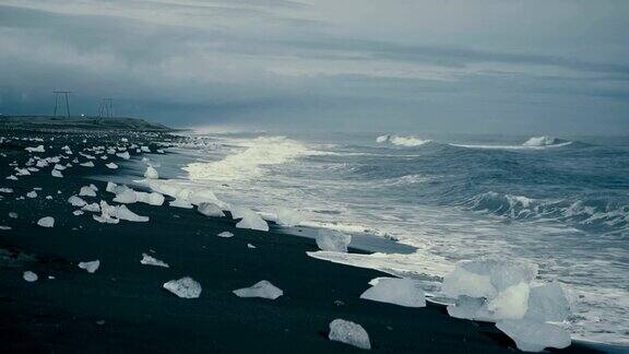 冰岛Jokulsarlon附近的黑沙滩风景