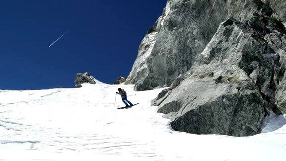 在阳光明媚的日子里人们在雪山上免费滑雪登山滑雪活动滑雪者冬季在高山户外进行滑雪运动前视图慢动作60p4k视频