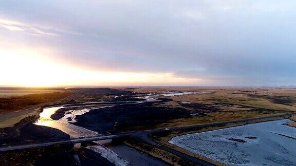 全景鸟瞰图一个湖周围的山脉在冰岛在太阳底下地平线上只有岩石