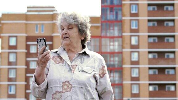 一位老年妇女在户外用智能手机说话