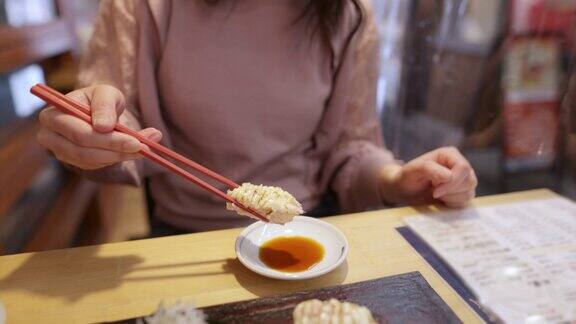 午餐在日本餐馆吃寿司的女人