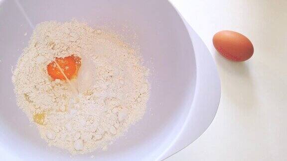 鸡蛋掉进一碗面粉里