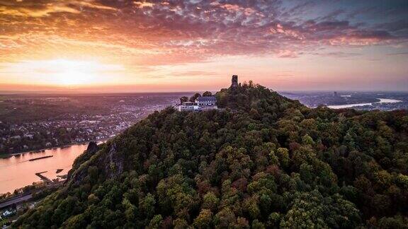 德国日落时的德拉肯费尔斯城堡航拍