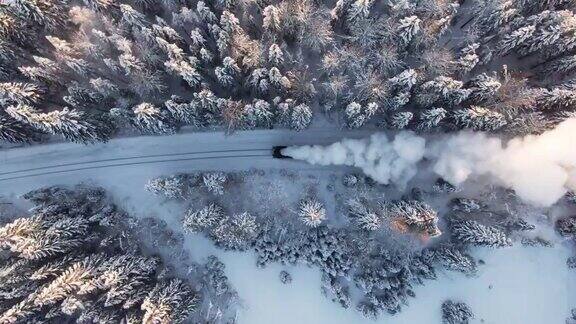 冬季森林的蒸汽火车航拍