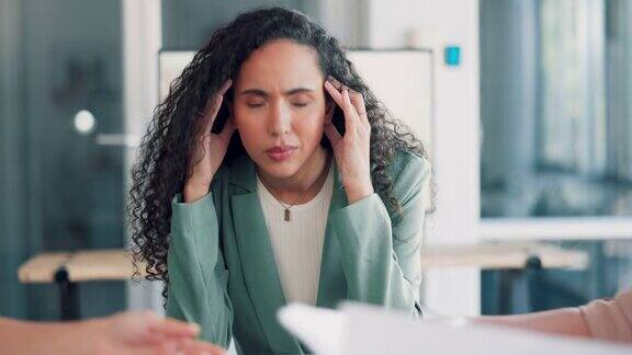 压力大开会和做生意的黑人妇女头痛疼痛或焦虑想着文件审查劳累、疲劳或抑郁的工人或员工混乱的文书工作和忙碌的团队