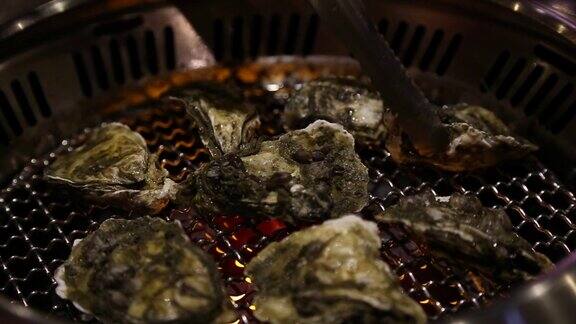 亚洲烧烤在燃气烤架上烤新鲜的牡蛎在一家中国餐馆