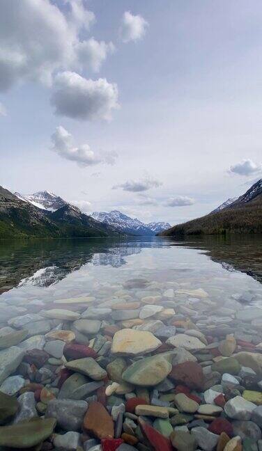 加拿大阿尔伯塔省日落的沃特顿湖国家公园中的沃特顿湖