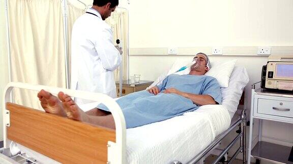 医生在床上用氧气面罩检查病人