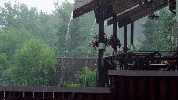 大雨倾泻在阳台的屋顶上在一个下雨的夏天住宅的外部4k