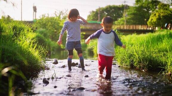 哥哥和妹妹在河里玩得很开心