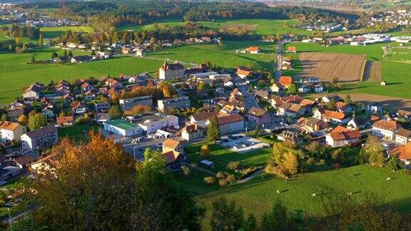 鸟瞰图美丽的风景与房屋草地格鲁耶尔瑞士