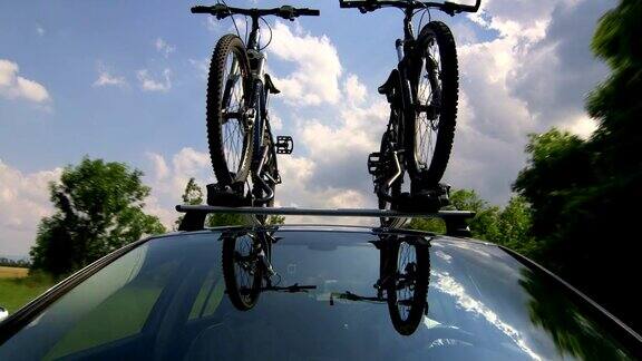 汽车用两辆自行车在自行车车顶的载体上行驶
