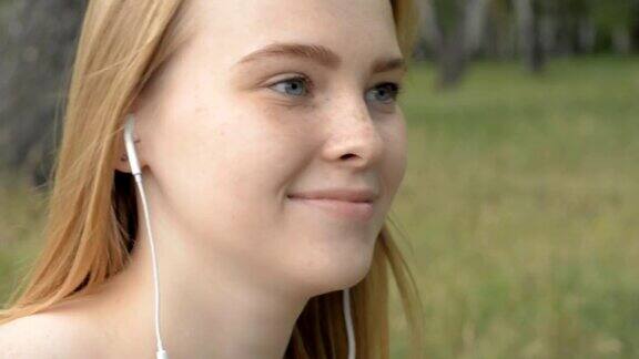 年轻女子戴着耳机在户外
