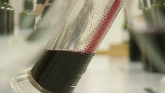 酿酒师测试葡萄酒实验室