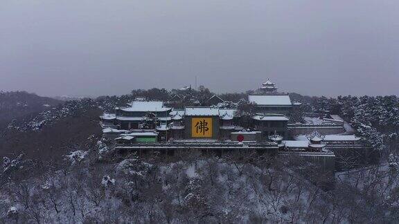 吉林雪山上的寺庙