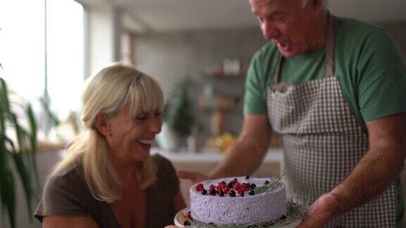 一位老人在家为他的妻子准备生日蛋糕给她一个惊喜