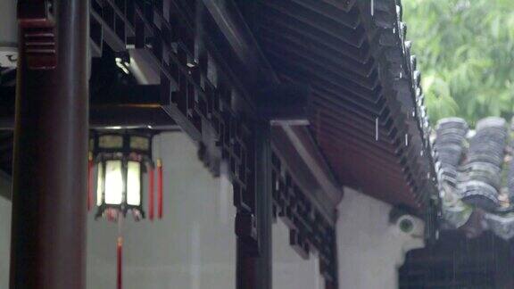 慢镜头与雨点从中国古庙屋檐