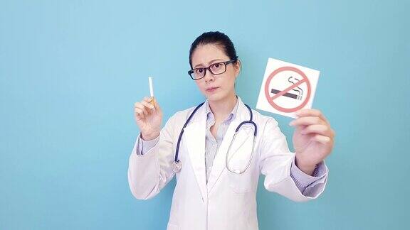 医生出示吸烟和戒烟标志