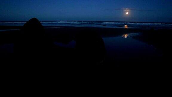 夜晚的莫尔基巨石月亮升上地平线