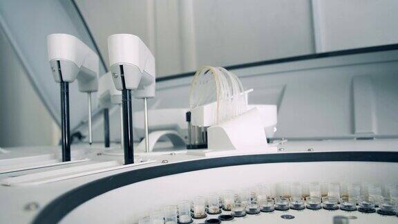 临床设备在实验室中对样本进行检测高清