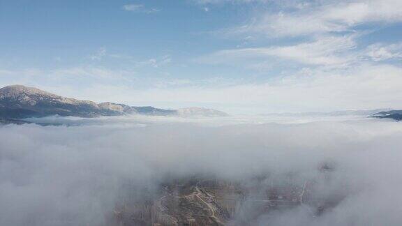 云雾山景观与蓝天-无人机的观点