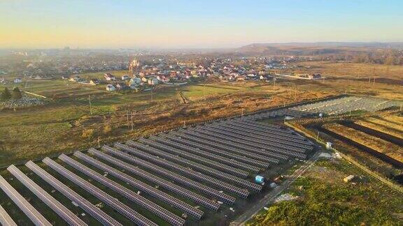 绿地上正在建设的太阳能发电厂鸟瞰图组装用于清洁生态能源生产的电板