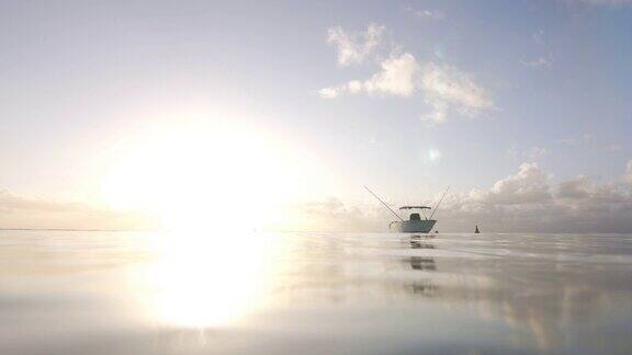 日落时分一艘小船在海上缓缓摇摆