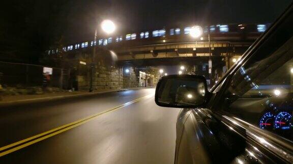 在波士顿当一列地铁列车经过一座桥时