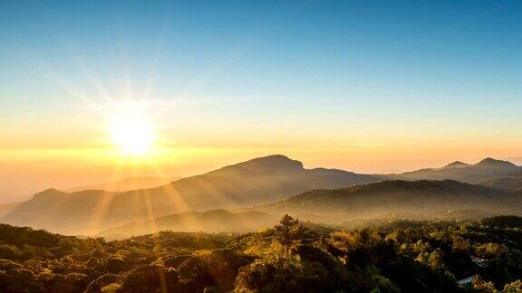 美丽的日出在亚洲的山脉泰国清迈