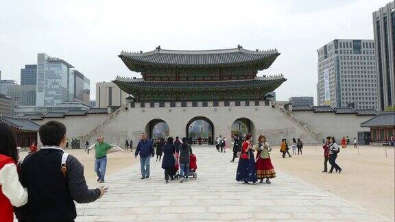 在韩国的景福宫人们挤在一起