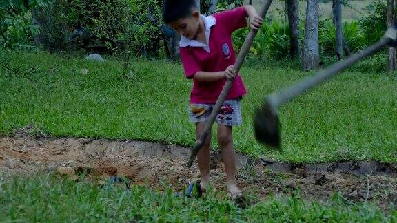 孩子们用铁锹挖土