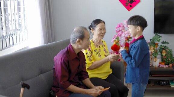 小男孩在中国新年时收到了爷爷奶奶的红包