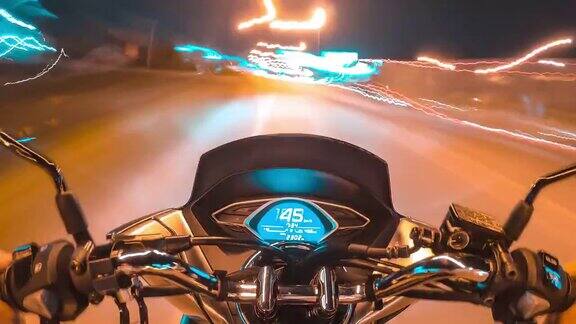 夜间摩托车公路旅行