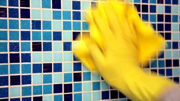 用清洁布和喷雾器擦拭浴室墙壁
