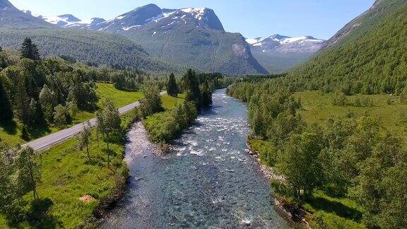 鸟瞰图美丽的山河附近的Trollstigen挪威