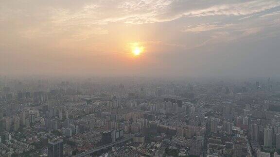 在美丽的夕阳下的建筑物和城市的无人机鸟瞰图